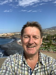 Lars Winkler aus Wittmund fotografiert sich am Strand. 