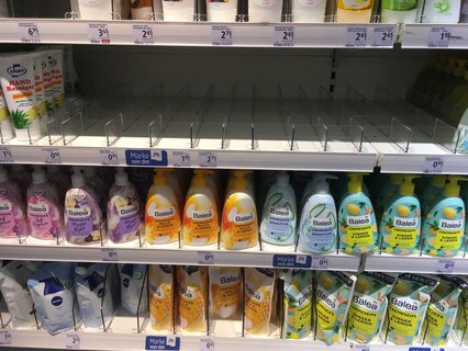 Desinfektionsmittel und Hygiene-Gels sind in dieser Drogerie ausverkauft.