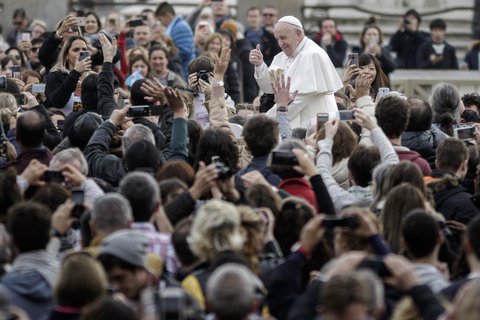 Papst Franziskus begrüßt die Gläubigen.