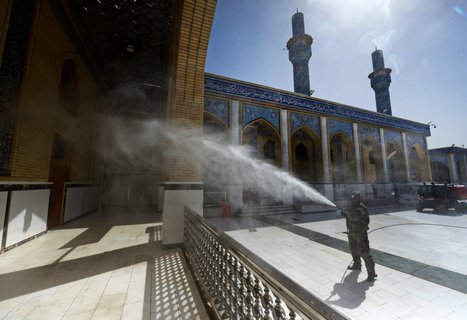 Ein Mitglied des irakischen Zivilschutzes sprüht Desinfektionsmittel auf und um die Große Moschee von Kufa, 10 Kilometer nordöstlich der Schreinstadt Nadschaf im Zentralirak.