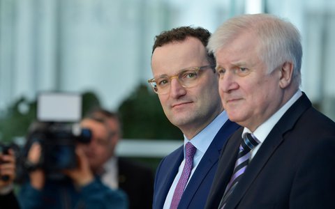 Gesundheitsminister Jens Spahn (l) und Innenminister Horst Seehofer bei der gemeinsamen Pressekonferenz