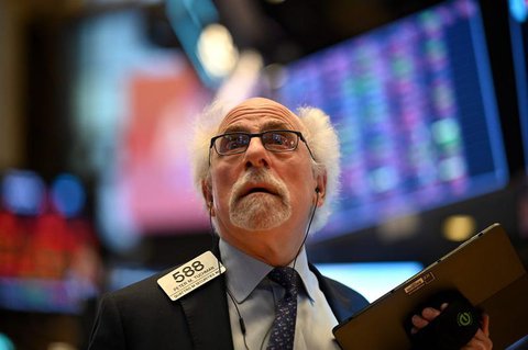 Ein Händler an der Wall Street verfolgt die Kurse.