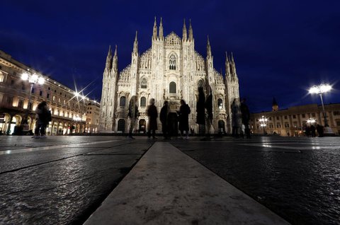 Der Mailänder Dom bei Nacht.