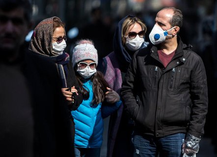 Menschen mit Schutzmasken in Teheran