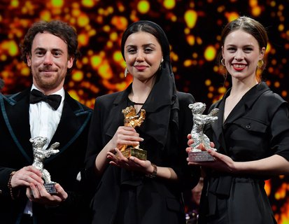 So sehen Sieger aus. Elio Germano, Baran Rasoulof und Paula Beer mit ihren Bären.
