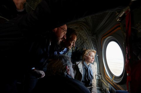 Ursula von der Leyen bei einem Flug über die türkisch-griechische Grenze.