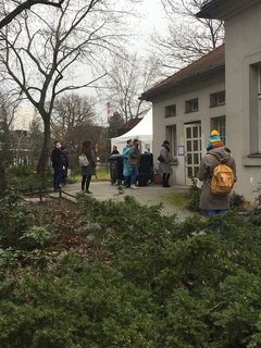 Am Dienstagmorgen hatte es vor der Anlaufstelle auf dem Gelände des Virchow-Klinikums nur kurze Warteschlangen gegeben
