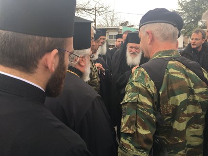 Bartholomäus I. (Mitte) an der Grenze