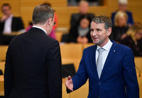 Der neu gewählte Ministerpräsident Bodo Ramelow (l.), verweigert dem AfD-Fraktionsvorsitzenden Björn Höcke den Handschlag.