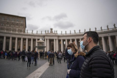 Vatikanstadt: Menschen mit Schutzmasken auf dem Petersplatz.
