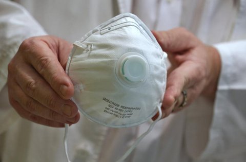 In der EU gibt es Streit über Atemschutzmasken.