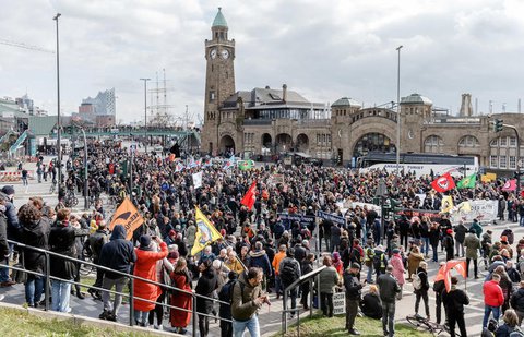 Demonstranten an der Elbe in Hamburg.