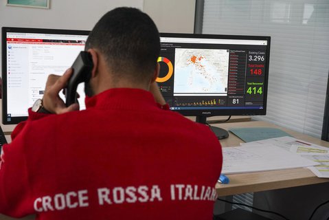 Ein Mitarbeiter des Roten Kreuzes in Italien.