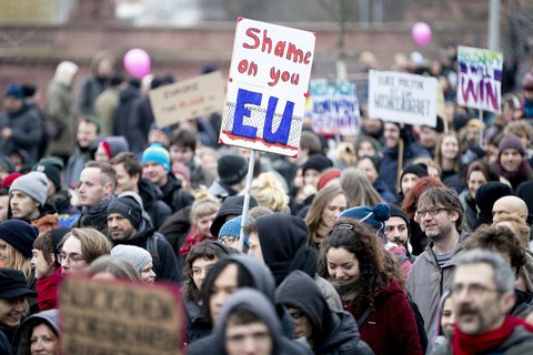 Shame on you EU· (Schäm dich EU) steht bei einer Demonstration der Berliner 
Seebrücke für Migranten an der griechisch-türkischen Grenze auf einem Plakat.