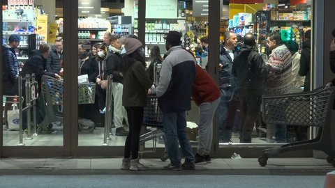 Nächtliches Schlangestehen in Rom.
