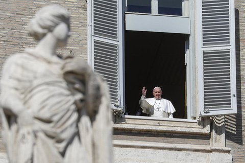 Papst Franziskus winkt kurz aus seinem Fenster mit Blick 
auf den Petersplatz, nachdem er vorher via Live-Übertragung aus dem Bibliothek 
des Apostolischen Palastes das Angelus-Gebet gesprochen hat. 