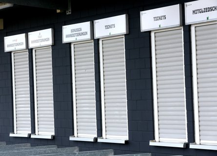 Geschlossene Ticketschalter am Borussia-Park in Mönchengladbach.