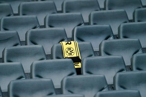 Leere Ränge auch bei Dortmund - Schalke. 