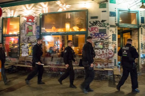 Samstagabend in Kreuzberg: Polizisten setzen die Verordnung durch.