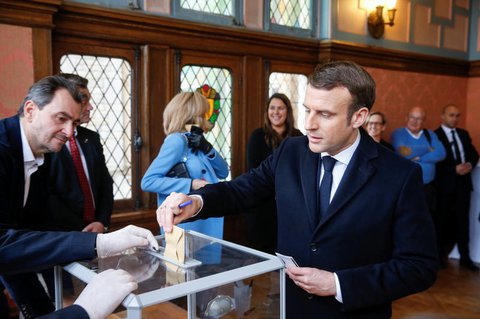 Emmanuel Macron bei der Stimmabgabe.