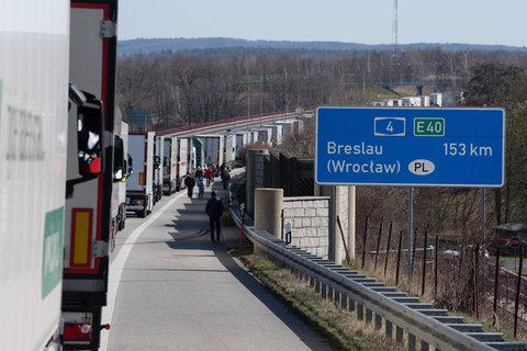 ZahlreicheLKWs stehen auf der Autobahn 4 an der polnischeGrenzeimStau.Polenhatwegen der Coronavirus-Krise in der Nacht zur Sonntag seine Grenzen zuDeutschland und anderen EU-Nachbarländern für Ausländergeschlossen.