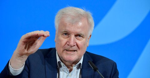 Innenminister Horst Seehofer während der Pressekonferenz am Sonntagabend in Berlin.