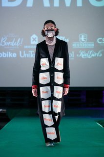 Ein Model mit Atemmaske bei Damurs Modenschau im Januar.