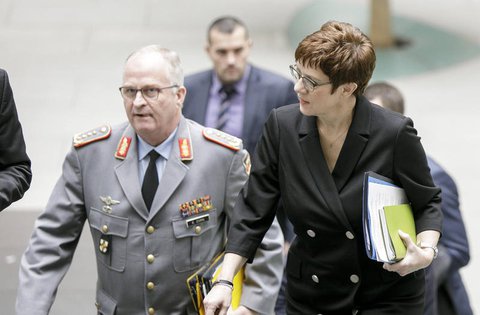 Annegret Kramp-Karrenbauer und der Generalinspekteur der Bundeswehr, Eberhard Zorn, heute in Berlin.