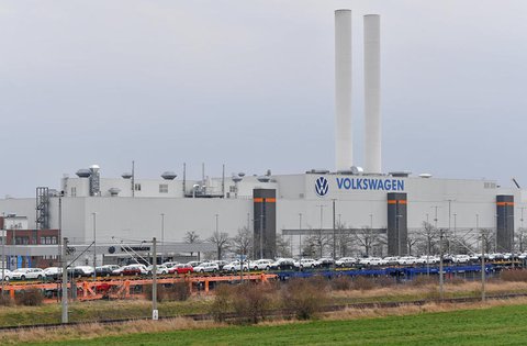 Auch VV will die Produktion in Werken unterbrechen.