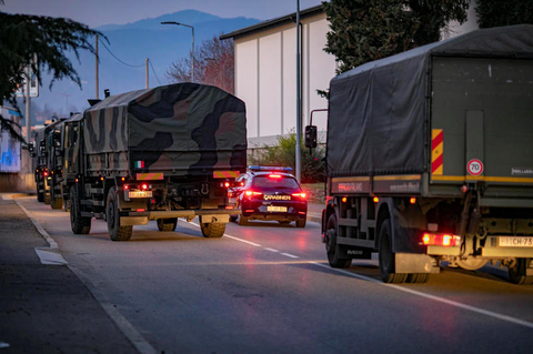 Militärfahrzeuge transportieren Leichen aus Bergamo ab.