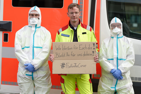 Köln: Christian Paul, Leitender Notarzt, flankiert von zwei Rettungssanitätern: Aufforderung zum Zuhausebleiben.