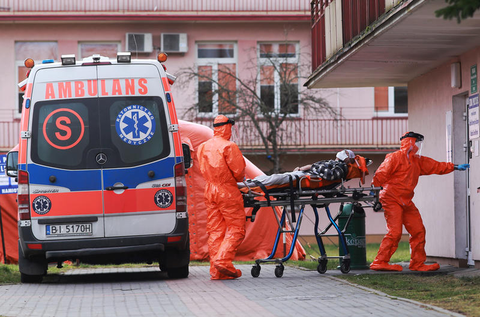 Ein Mensch mit Covid-19-Verdacht wird in Bialystok in Polen ins Krankenhaus gebracht. Bislang sind dort 378 Fälle bekannt.