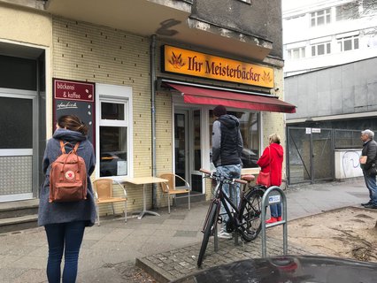 Kunden warten vor einer Meisterbäcker-Filiale in Moabit.
