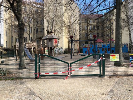 Dichtgemacht: Spielplatz-Besucher stehen in Charlottenburg-Wilmersdorf vor verschlossenen Toren.