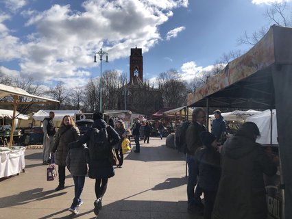 Die Menschen kaufen ganz normal ein auf dem Winterfeldmarkt. 