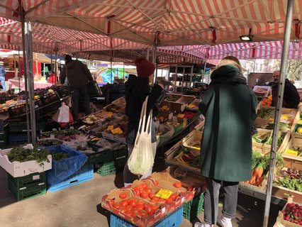 Der Markt am Winterfeldplatz in Schöneberg ist gut besucht.