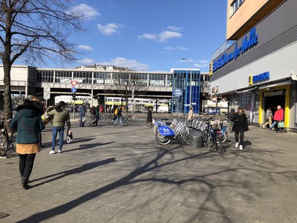 Schlange vor dem Edeka am Nollendorfplatz.
