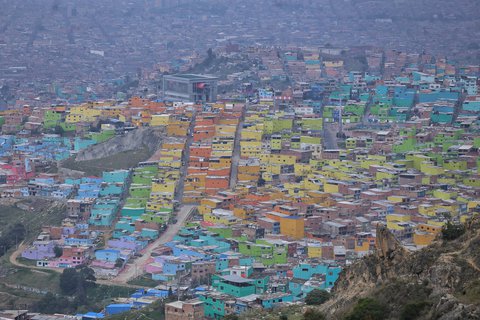 Blick auf ein Viertel Bogotas, in dem eine Ausgangssperre geübt wird.