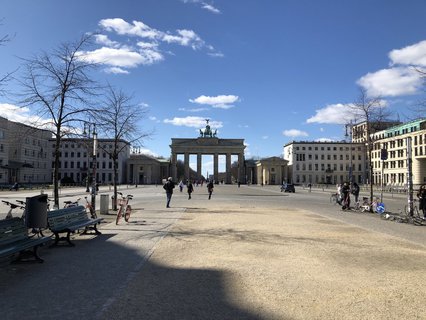Nur ein paar Menschen sind am Brandenburger Tor unterwegs.