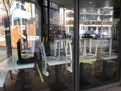Geschlossenes Café am Potsdamer Platz.