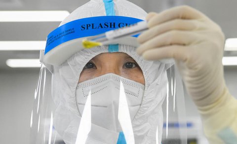 Xie Wen vom Zhongnan-Krankenhaus der Universität Wuhan, testet im klinischen Labor Proben von Patienten.