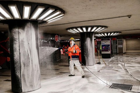 Ein Arbeiter desinfiziert eine U-Bahn-Station in Budapest