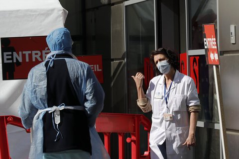 Kaum noch Betten für Intensivpatienten: Pariser Kliniken sind auf Unterstützung angewiesen.