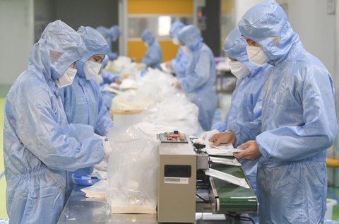 Streitthema in Deutschland: die Produktion von Atemschutzmasken.