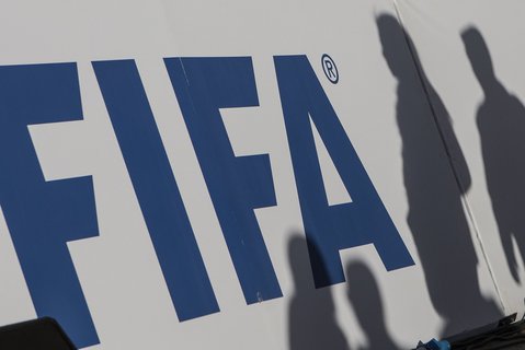 Im Schatten der Macht: Die Fifa will die Fußballgemeinschaft mit finanziellen Hilfen stützen.