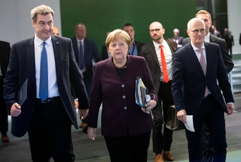 Weitere Pläne im Anmarsch: Bundeskanzlerin Angela Merkel wird heute voraussichtlich mit den Länderchefs Markus Söder und Peter Tschentscher die Öffentlichkeit informieren.