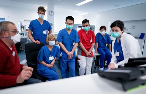 Gefährdet: Das Personal in Kliniken riskiert zurzeit die eigene Gesundheit.
