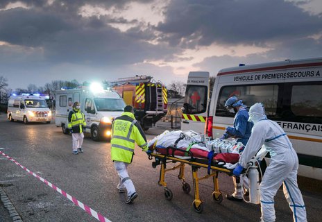 Ein Fall von vielen: In Frankreich wird ein infizierter Patient transportiert.