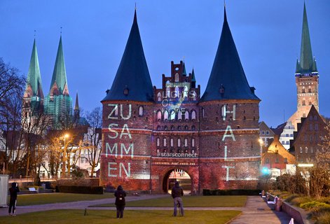 Zusammenhalt: Das Lübecker Holstentor als Projektionsfläche.