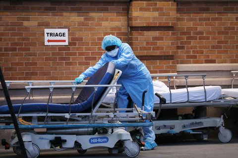 Völlig erschöpft: Ein Klinik-Mitarbeiter in New York.